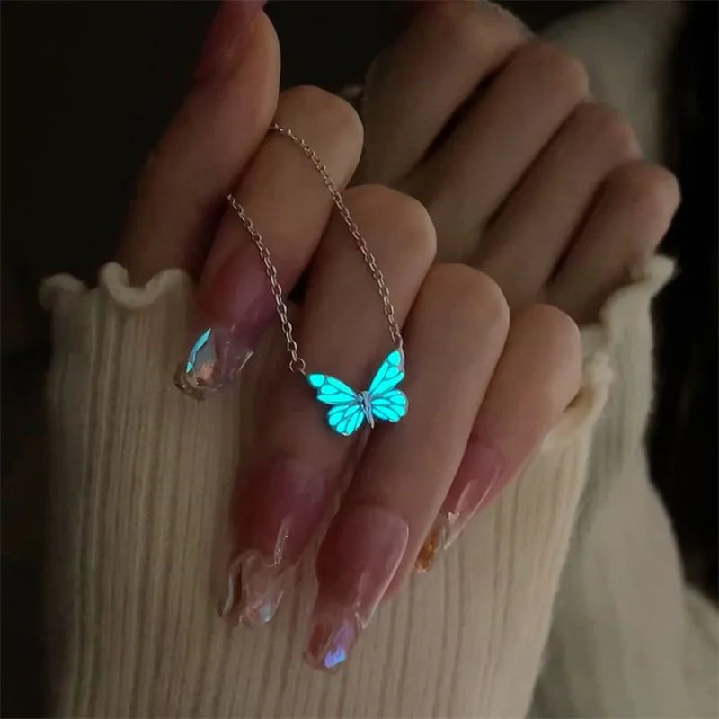 Conjunto de collar y pulsera con dije de mariposa luminosa