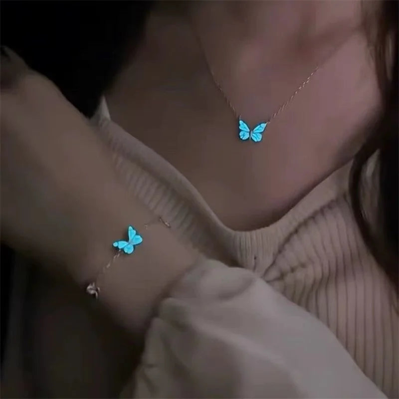 Conjunto de collar y pulsera con dije de mariposa luminosa