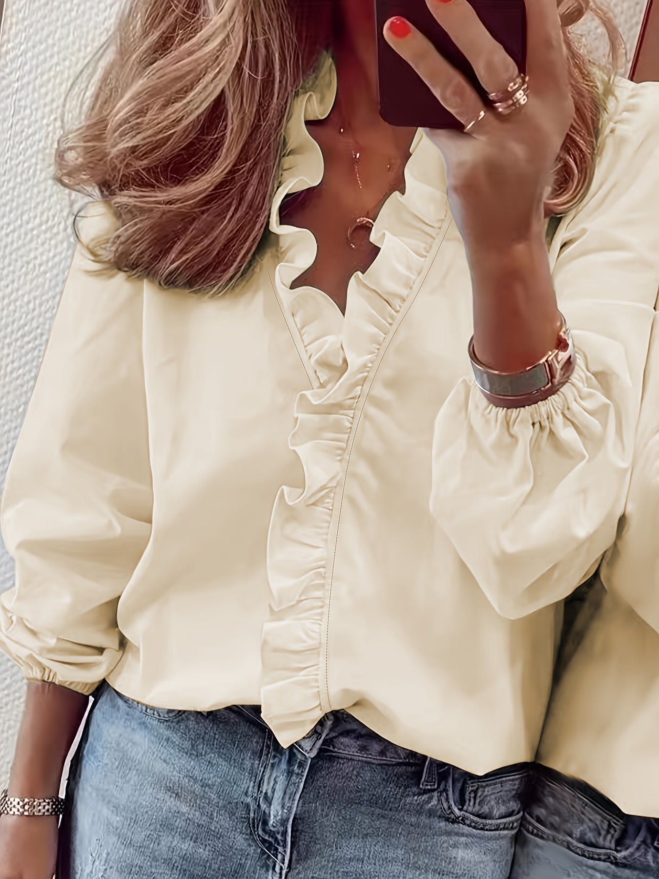 Blusa con escote en V - borde ondulado y tejido ligero y transpirable