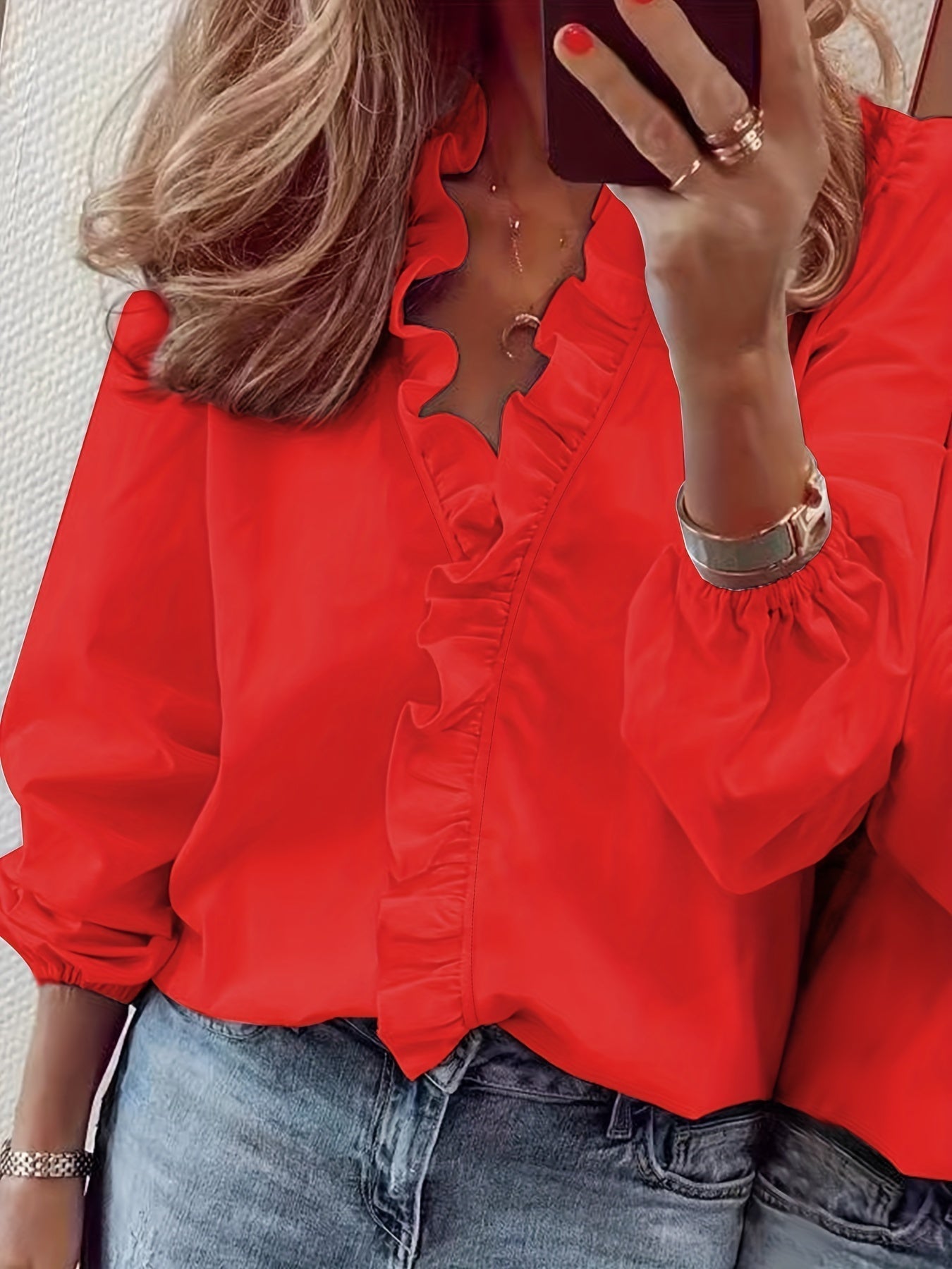 Blusa con escote en V - borde ondulado y tejido ligero y transpirable