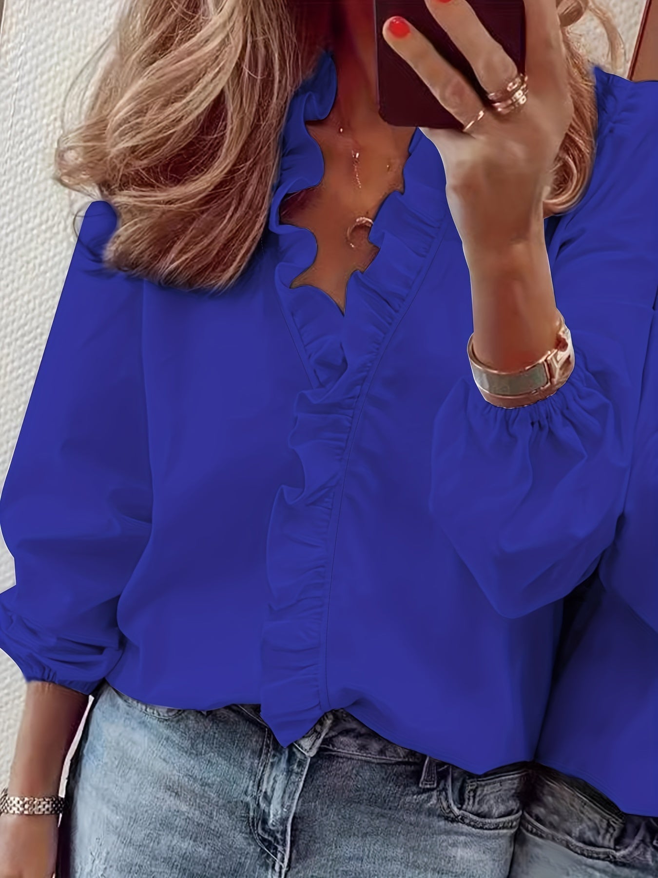 Blusa con escote en V - borde ondulado y tejido ligero y transpirable