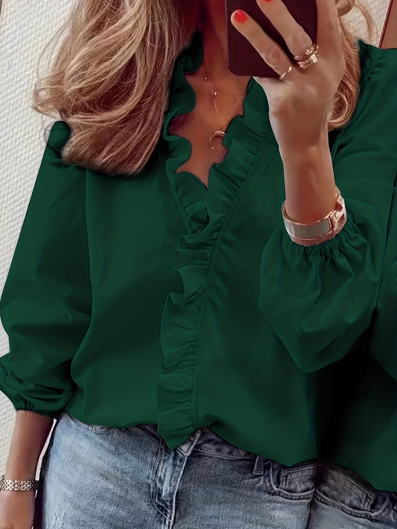 Blusa con escote en V - borde ondulado y tejido ligero y transpirable
