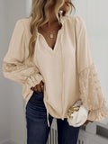 Blusa de cuello en V con motivo floral en punto y mangas con volantes.